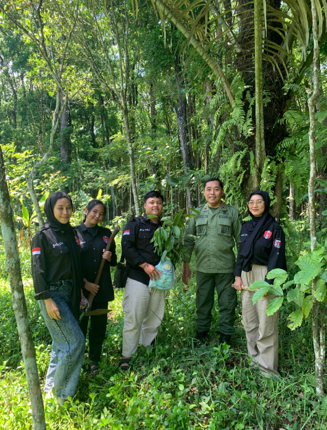 perhutani-dan-mahasiswa-untag-lakukan-penanaman-pohon-dalam-kawasan-hutan