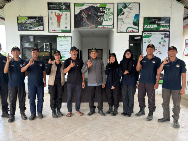 perhutani-banyuwangi-sinergitas-dengan-pengelola-raung-mt-3344-mdpl-dan-smk-kehutanan