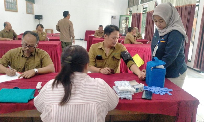 perhutani-dengan-klinik-kimia-farma-76-madiun-gelar-vaksinasi-influenza-bagi-karyawan-karyawati