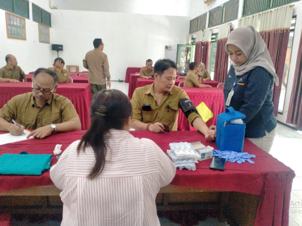 perhutani-dengan-klinik-kimia-farma-76-madiun-gelar-vaksinasi-influenza-bagi-karyawan-karyawati