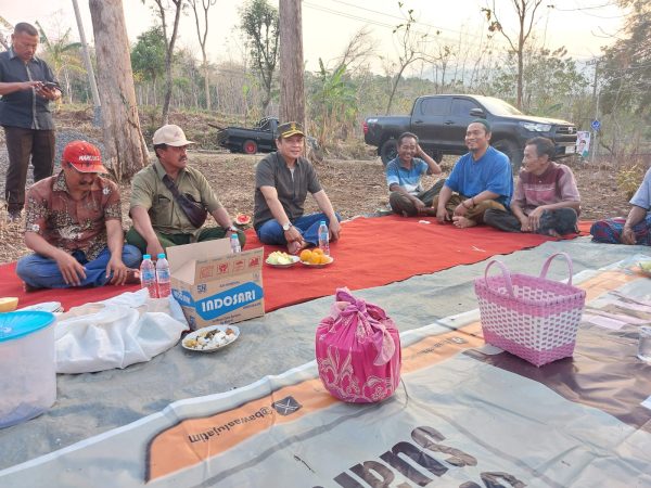 pertahankan-kearifan-dan-budaya-lokal-kph-probolinggo-gelar-syukuran-sebelum-kegiatan-tebangan-kayu