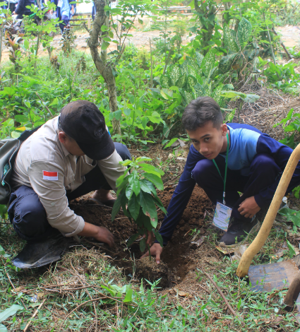 perhutani-banyuwangi-barat-dukung-orpash-tanam-pohon-dalam-kawasan-hutan