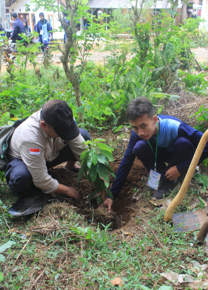 perhutani-banyuwangi-barat-dukung-orpash-tanam-pohon-dalam-kawasan-hutan